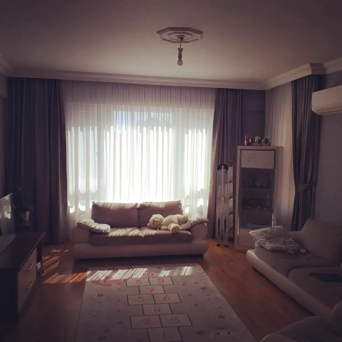 Oturma odası gri fon beyaz tül perde uygulaması
